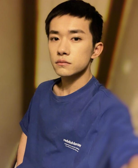 戴假发表演实锤易烊千玺晒帅气短发自拍庆新年