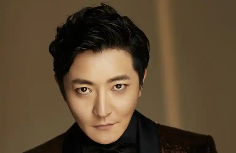 郭京飞割完眼袋后大变样黑西装造型太有型了对比早前判若两人