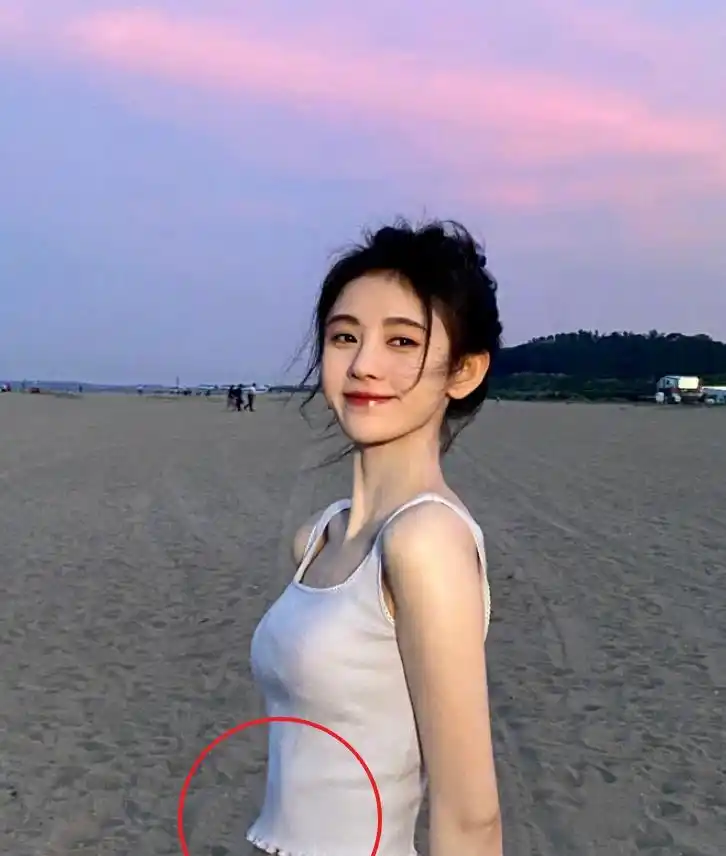 鞠婧祎大胆晒照,腹肌曲线非常吸睛,侧对镜头尽显甜美可爱