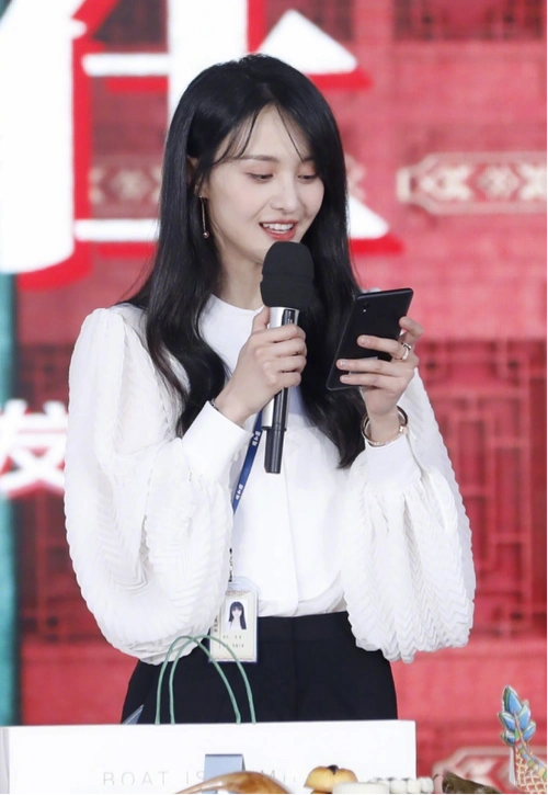 郑爽还真是会玩!从成熟女性到俏皮搭配,玩转各种职场时尚穿搭