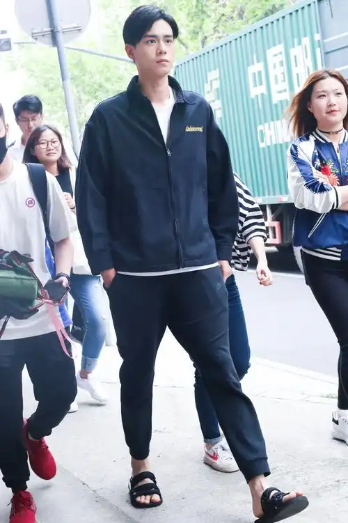 胡一天瞬移上海 进《蜜汁炖鱿鱼》组拍戏啦!