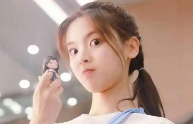 16年前杨超越打工旧照曝光,穿旗袍当礼仪小姐,整没整容一目了然_网友