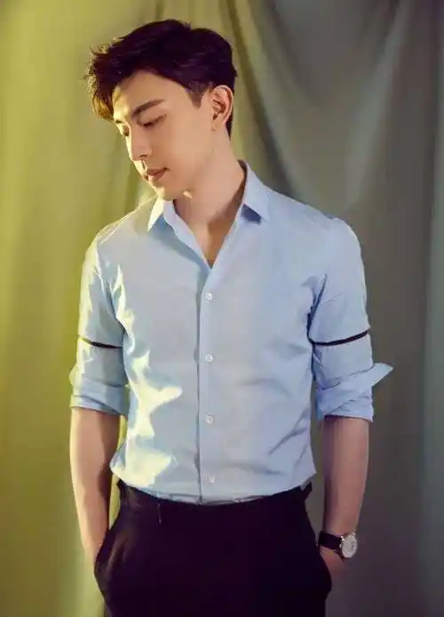 这个时候邓伦整体看起来身材保持的很好,但是身上看起来没有肌肉块的