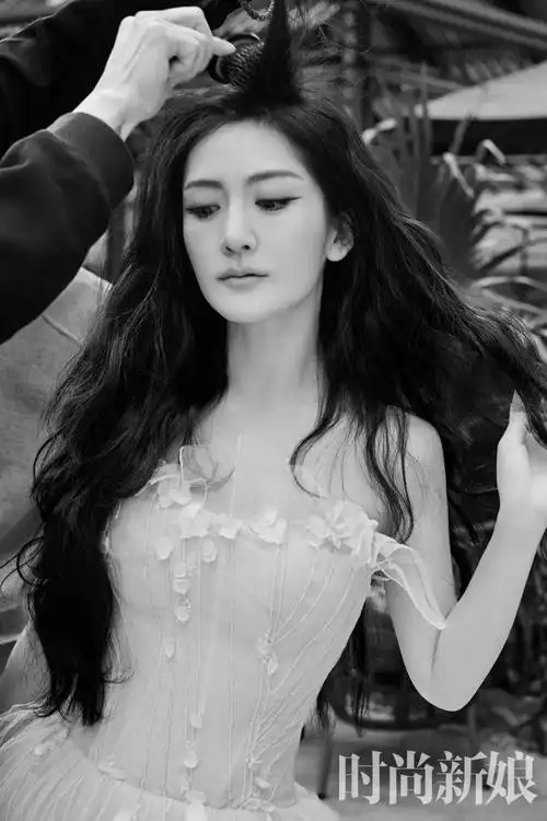 近日,谢娜登上《时尚新娘》最新一期封面,身穿各式婚纱礼服,呈现了一