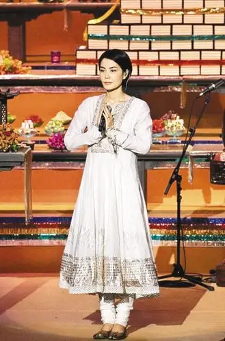 王菲世界佛教论坛献唱心经 白衣飘逸声音如天籁