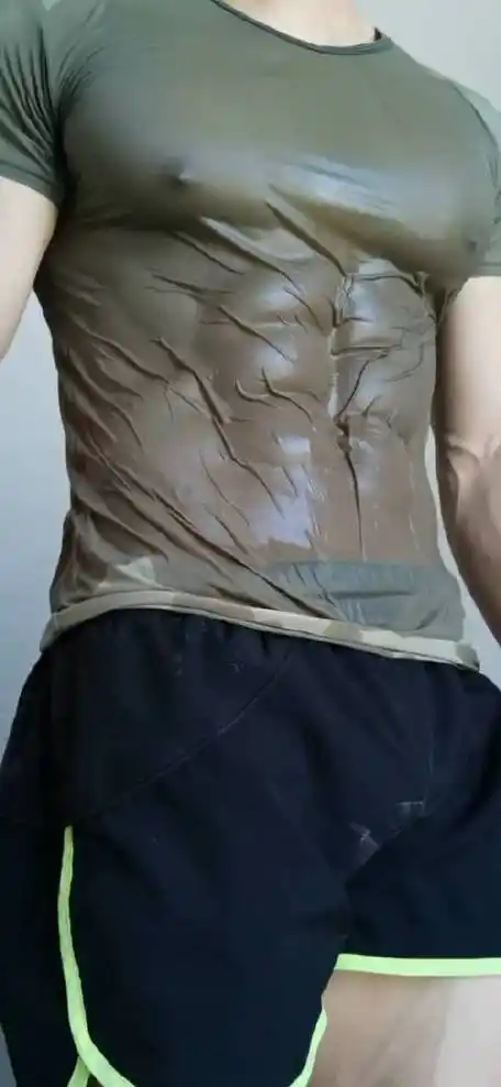 衣服也无法掩盖帅气的八块腹肌