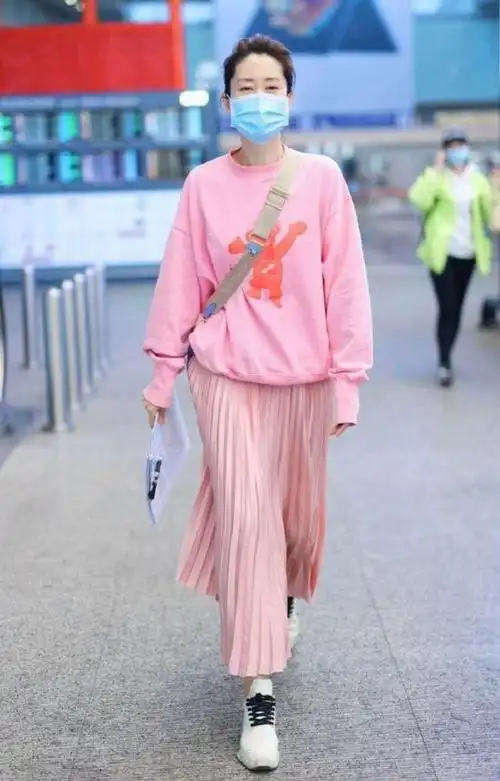 刘敏涛状态真好穿一身少女粉走机场从阿姨嫩成小姐姐