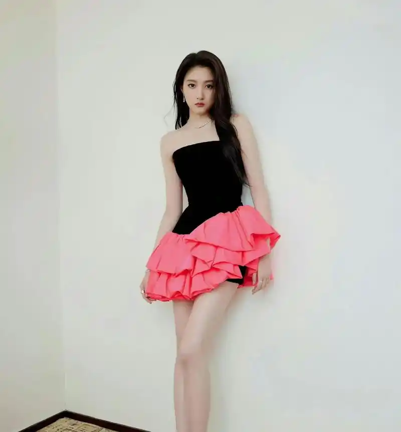 关晓彤的裤子看着有点短了,被网友吐槽:是故意穿短的,装腔作势