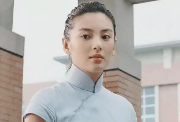 18岁的李嘉欣已经是风靡两岸三地的香江美人,一颦一笑堪比中