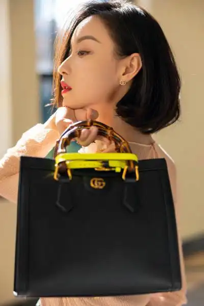 美颜暴击倪妮光影质感大片出炉化身复古女郎侧颜绝美