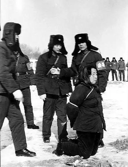 30年前枪毙女贪官的照片