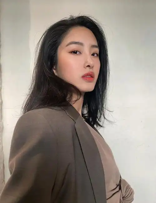 杨采钰私服更新,知性帅气无缝切换,气场十足太会穿!