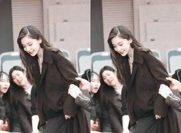 在怀孕时期baby晒出一张旅行照片,她穿着牛仔外套内搭猫咪图案连衣裙