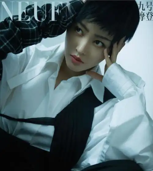 张天爱杂志大片上线,大胆尝试短发造型,搭配白衬衫个性又时尚