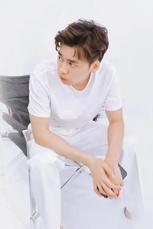 挑战每天按相册顺序发一张李易峰的照片##园园不断