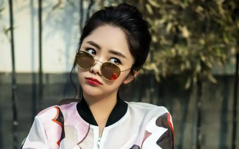 90后美女明星谭松韵壁纸_俏皮可爱的谭松韵