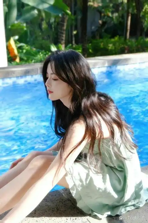 这组照片让很多网友兴奋了一下,以为杨超越会穿着泳衣出现,但事实并非