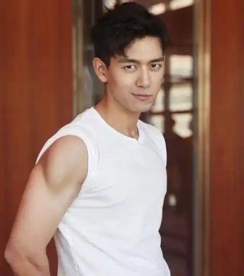 原创这些男明星穿衣显瘦脱衣有肉龚俊比肩王一博肖战真的爆了