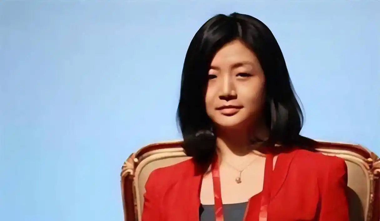 马云"三请"她出山,身价百亿依旧单身,择偶标准:别影响我工作_李颖