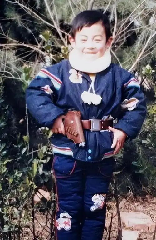 朱亚文妻子沈佳妮放出了自己在国外旅游的照片,照片中的她素颜出镜