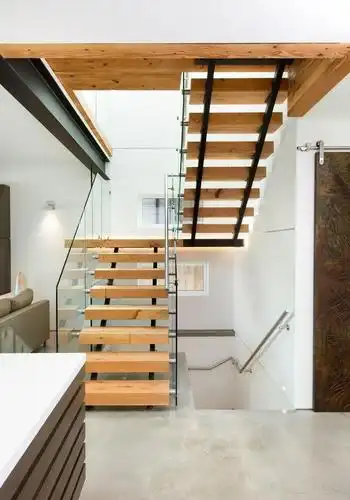 原木色装修家用楼梯图片效果图