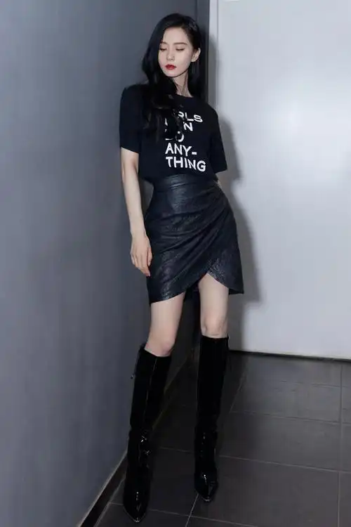刘诗诗穿黑裙露美腿红唇卷发气场全开