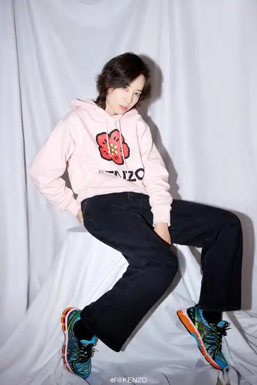 李斯丹妮身穿kenzo boke花朵连帽卫衣,搭配#kenzoxasics#联名运动鞋