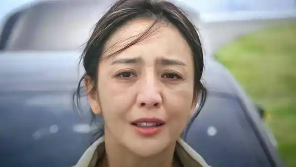 40岁佟丽娅成都路演引质疑,生图皱纹多,全程无精打采态令人担忧_状态