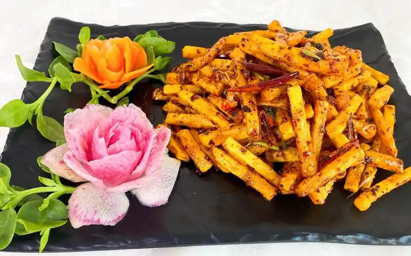 快过节了,试试老师傅这道风味土豆条,口感酸甜酥脆,麻辣鲜香