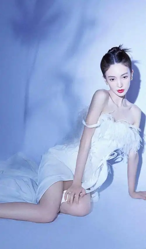 太狗血了!五角恋情金晨牵涉其中,张超和新女友街头搂抱不扔垃圾