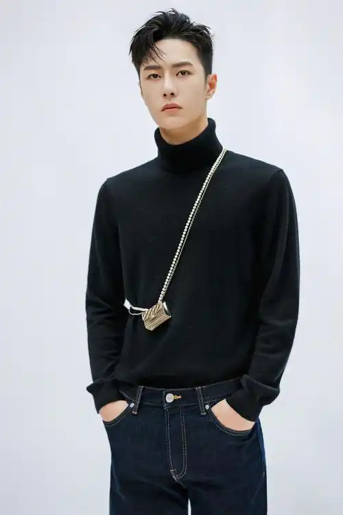 王一博高领衫配牛仔裤帅气写真