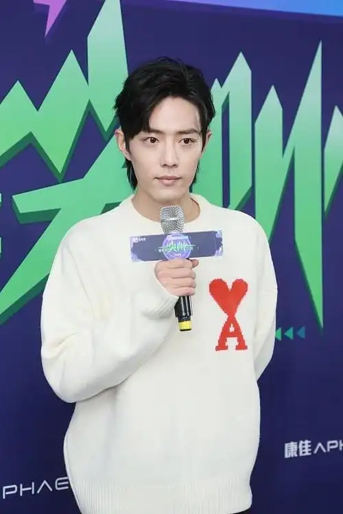 肖战生图状态也不差,身穿"白色爱心毛衣"好帅气,像个大学生