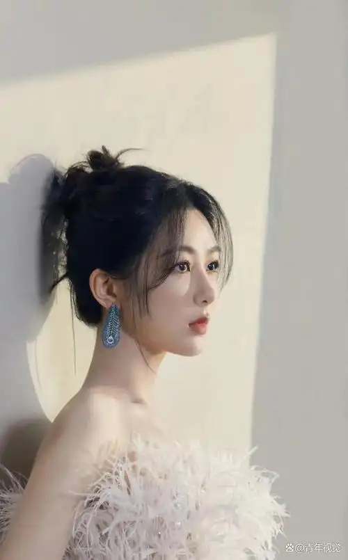 邻家女孩杨紫太仙美了!羽毛舞台造型闪闪发光!