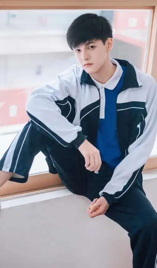 演员李梵诚校园写真曝光 重返学生青涩时光