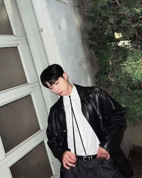 那就转走型男路线,期待一个新风格~而对于角色造型的塑造,朴宝剑还是