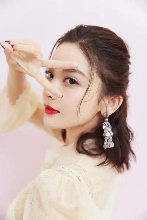 年轻又貌美古力娜扎#娜扎红秀封面