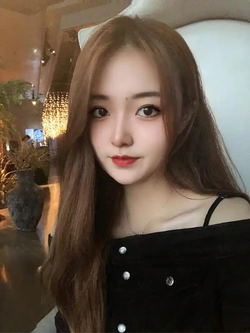 美少女和她日渐圆润的脸蛋