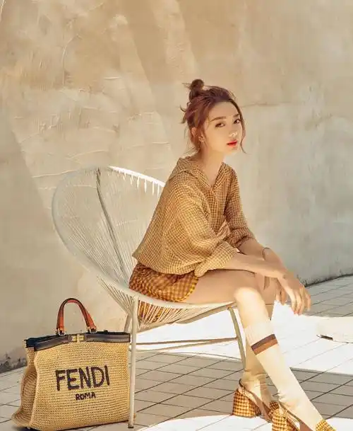 20岁李紫婷有点迷人,穿格纹衬衫配阔腿短裤,双腿线条太完美了