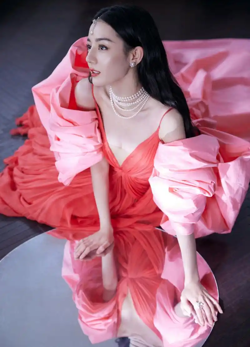 迪丽热巴,粉色的性感