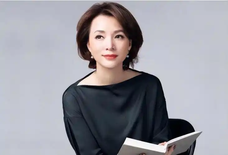 同是央视主持人55岁杨澜和50岁董卿已走上两条截然不同的路