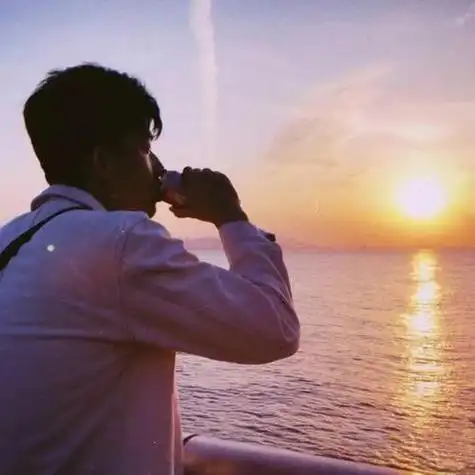 头像男生背影落寞