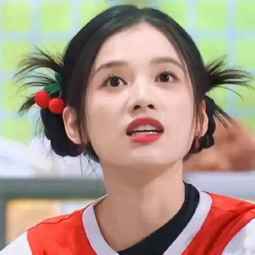 9696我怒马一组仪包的头像#以为张婧仪在尹昉嘴边打蛋