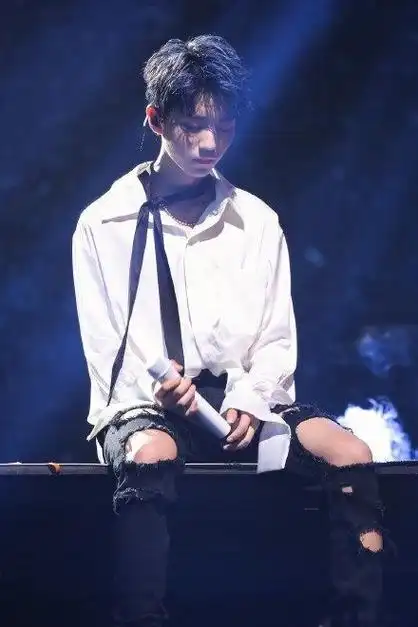 原谅本编昨天没有第一时间更新我们家小凯在四周年演唱会的表现