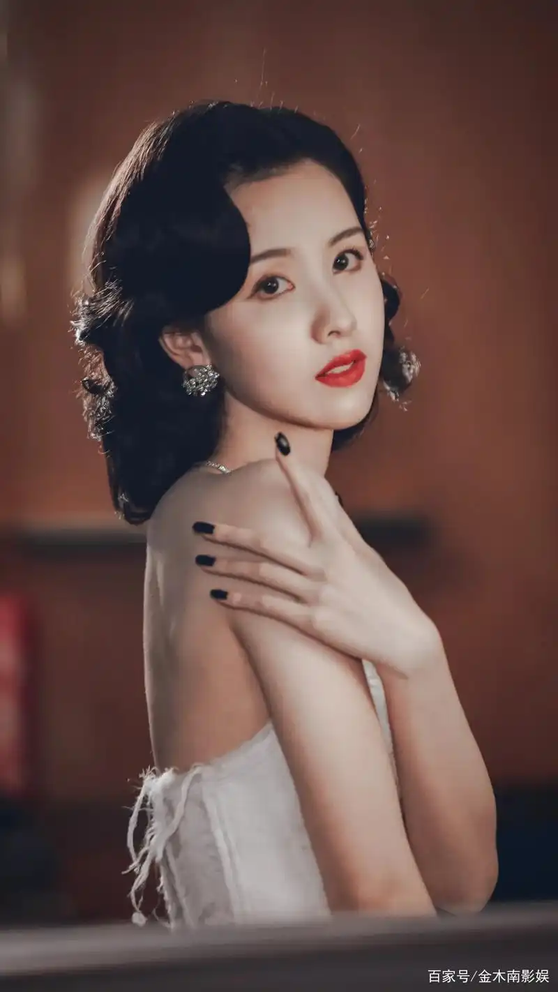 陈都灵的港风造型真的又清纯又端庄又风情!