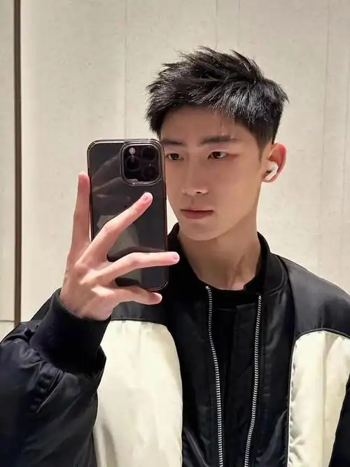 两侧铲光中间不动这3款男生潮流发型谁剪谁帅气