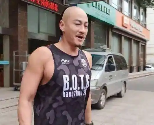 原创原创45岁何润东现身横店穿背心肌肉还是那么发达健身运动成就了他