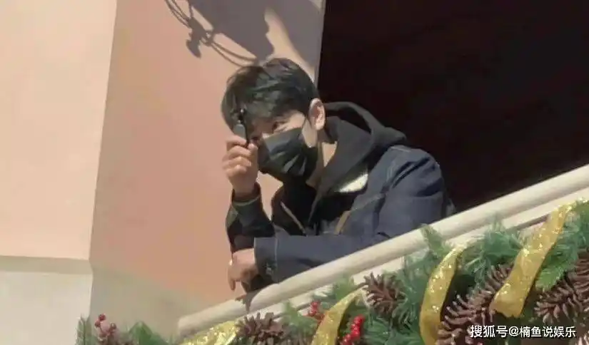 对肖战造成了很大影响,他也变得低调了许多,就连在节目上露脸的次数也