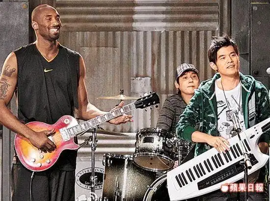 周杰伦新广告挑战科比 nba球星拿吉他制造笑果