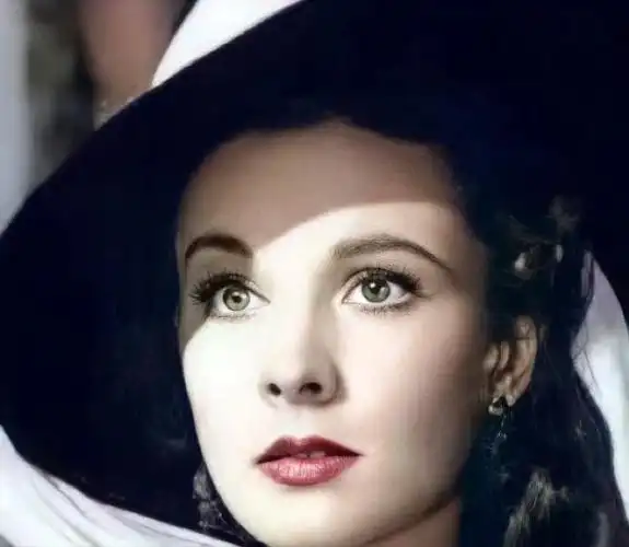 费雯丽年轻时古典气质老了也优雅时髦为何称她为疯美人