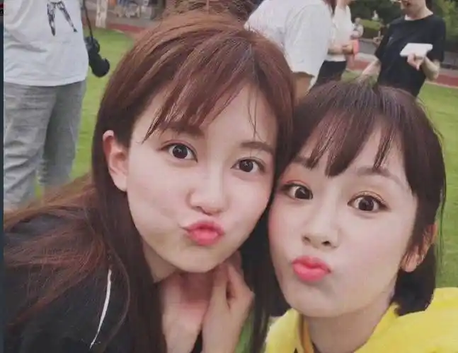 《萌探》杨紫动情落泪,乔欣全程抱着她尽显姐妹情_节目组_蒋欣_关系